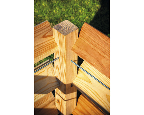 Detail dřevěného sloupku s dřevěnými lamelami a kovovými kolíky