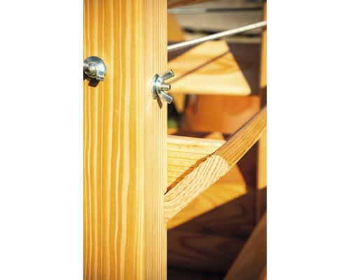 Detail dřevěné konstrukce s křídlovými maticemi pro upevnění.