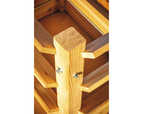 Detail dřevěné konstrukce s motýlkovými maticemi