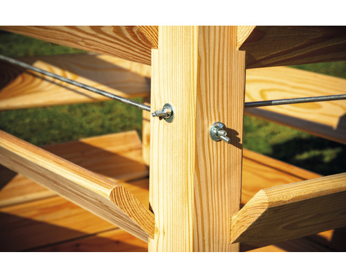 Detail dřevěného regálu se šrouby a kovovými tyčemi