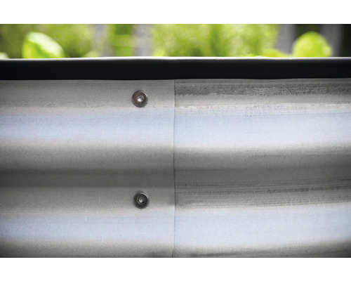 Detailní pohled na kovový vyvýšený záhon se šrouby