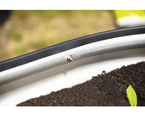 Detailní pohled na vyvýšený záhon se šroubem a zeminou