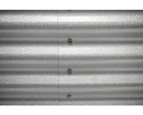 Detail vlnitého kovového plechu se šrouby