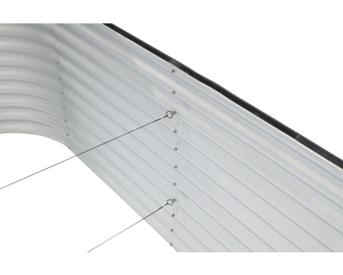 Detailní pohled na kovový vyvýšený záhon s oky