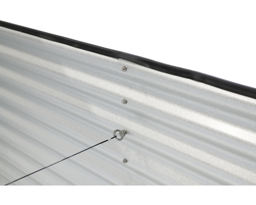 Detailní pohled na stěnu vyvýšeného záhonu se šrouby a očkem