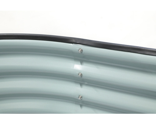 Detailní pohled na kovový vyvýšený záhon se šrouby a obrubou