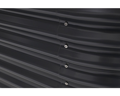 Detailní pohled na vyvýšený záhon z kovu se šrouby