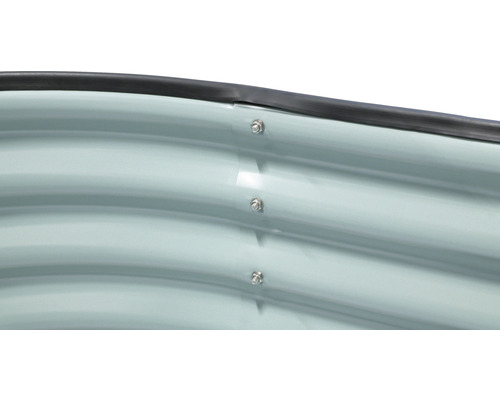 Detail kovového vyvýšeného záhonu se šrouby