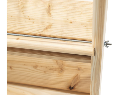 Detailní pohled na dřevěný regál se závitovou tyčí a křídlovou maticí