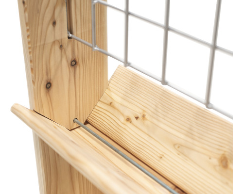 Detailní pohled na dřevěnou nádobu na rostliny s drátěným pletivem