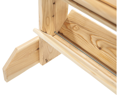 Detailní pohled na dřevěnou polici zobrazující konstrukci a materiál