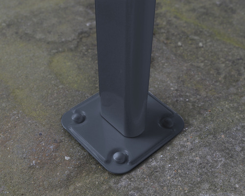 Detail kovového držáku pro upevnění k podlaze