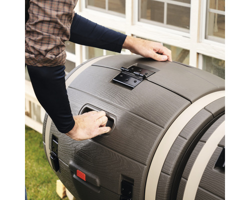 Dešťový sud v designu sudu s víkem otevírá osoba