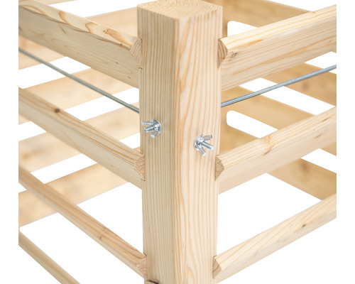 Detail dřevěného regálu na víno s upevňovacími prvky