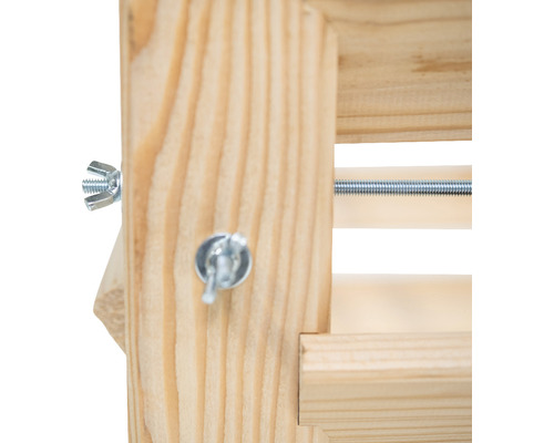 Detail dřevěné konstrukce se šrouby a závitovou tyčí