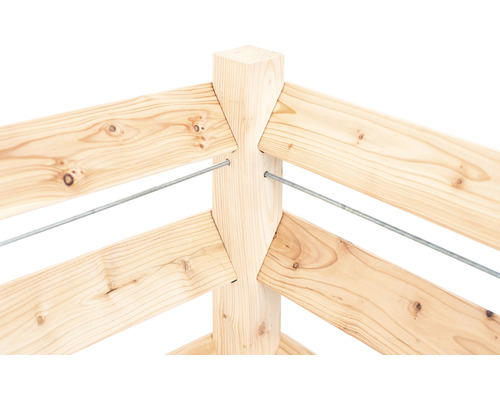 Detailní pohled na dřevěný plot s kovovými prvky