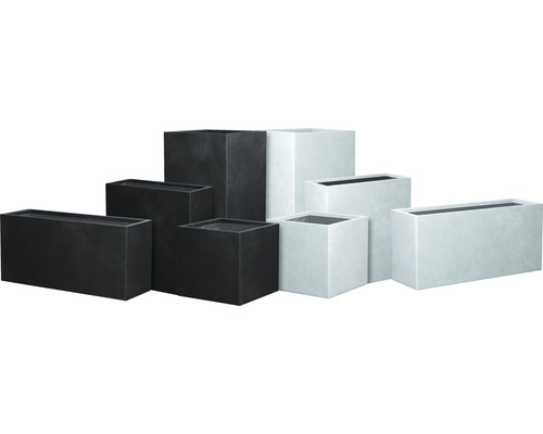 Různé čtvercové a obdélníkové květináče v černé a bílé barvě