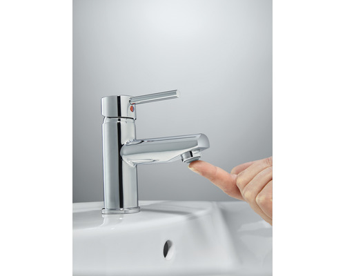 Lesklá vodovodní baterie s prstem na výtoku v umyvadle