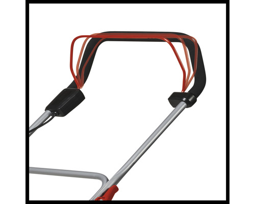 Detailní záběr rukojeti sekačky na trávu