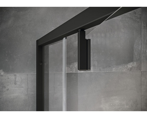 Detail sprchového koutu s posuvnými dveřmi a černým rámem