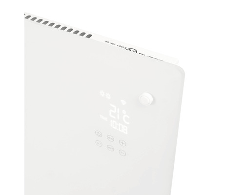 Detailní pohled na bílý radiátor s digitálním displejem a ovládacími prvky