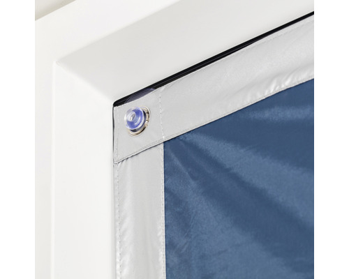 Zatemňovací roleta s přísavkou připevněná k rámu okna