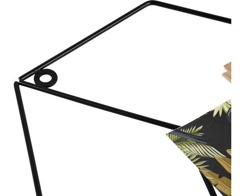 Detailní záběr na černý kovový taburet na rostliny