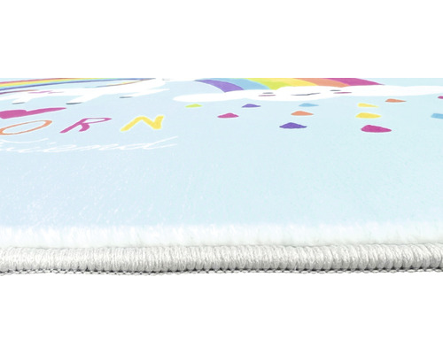 Detail dětského koberce s motivem jednorožce a duhy