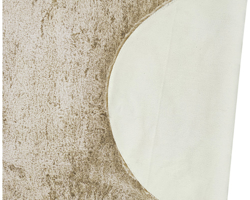 Detail kulatého koberce s vysokým vlasem a rubem