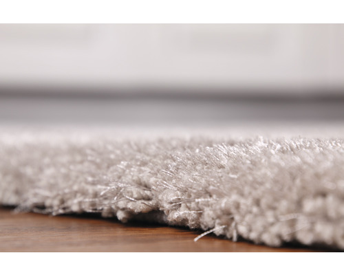 Detailní pohled na koberec s vysokým vlasem