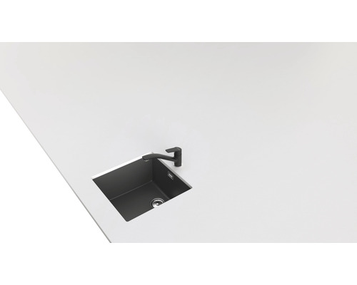 Kuchyňský dřez s baterií ve světlé pracovní desce