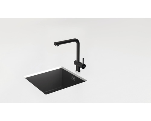 Kuchyňská baterie a dřez v moderním uspořádání kuchyně.