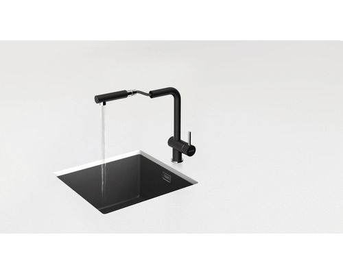 Černá kuchyňská baterie s výsuvnou sprchou nad dřezem