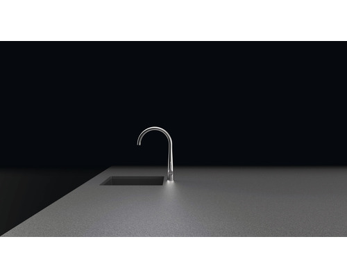 Kuchyňská baterie z kovu vedle dřezu