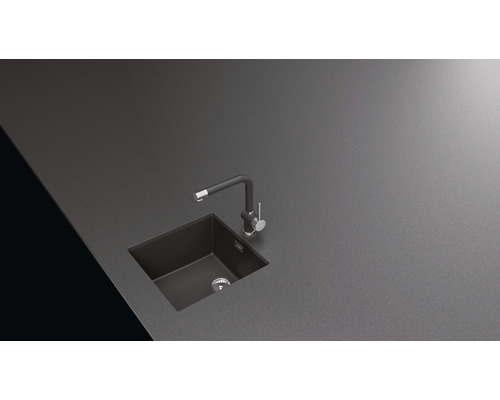 Dřez s vodovodní baterií na pracovní desce