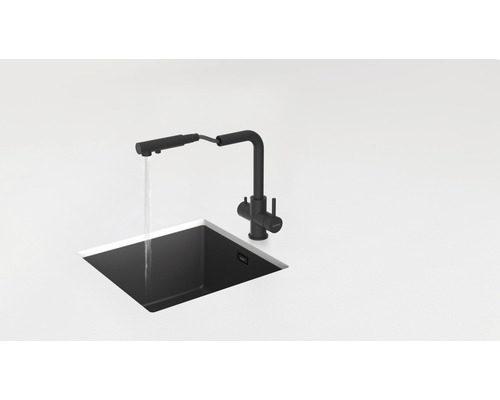 Černá kuchyňská baterie s proudem vody v černém dřezu