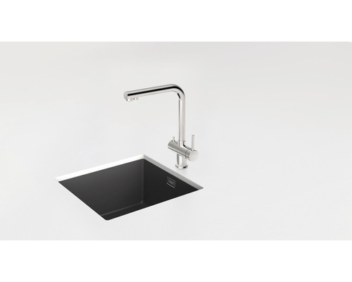 Kovová dřezová baterie vedle dřezu