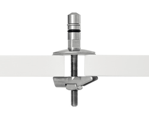 Detailní pohled na nastavitelný šroub terasového ložiska, který je zašroubován skrz bílé terasové prkno.