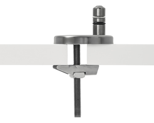 Detailní pohled na kovovou stolní montážní svorku