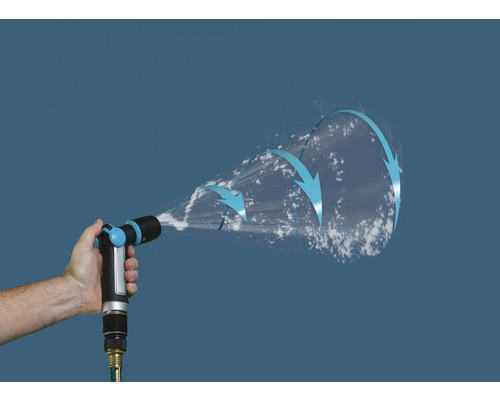 Ruka drží zahradní stříkací pistoli, ze které vytéká voda
