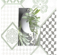 Dekorativní zátiší s bylinkami v bílé květináčové nádobě na vzorovaném pozadí.