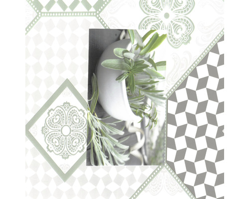 Dekorativní zátiší s bylinkami v bílé květináčové nádobě na vzorovaném pozadí.