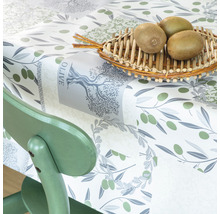 Ubrus s olivovým vzorem a kiwi v košíku na stole