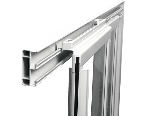 Detail bílého okenního rámu s kováním