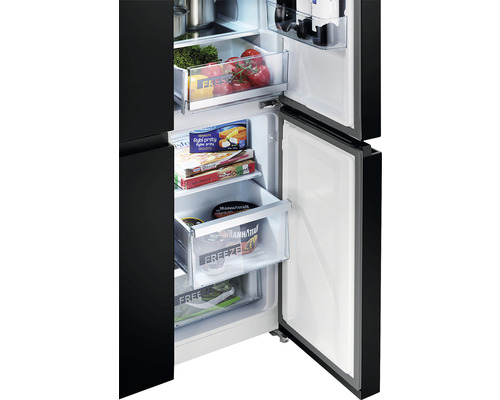 Otevřená chladnička s různými potravinami v zásuvkách