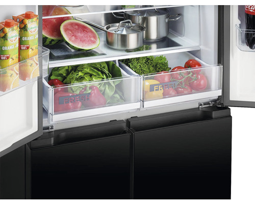 Vnitřek chladničky s potravinami v zásuvkách a policích