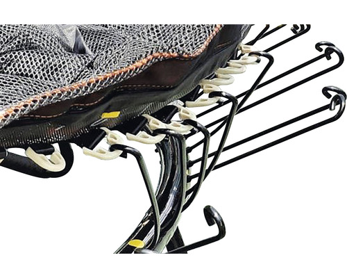 Detail upevnění trampolíny s pružinami a bezpečnostní sítí