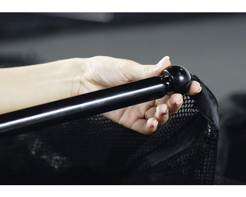 Ruka drží černou tyč se sítí