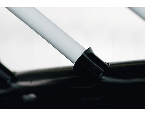 Detailní záběr sušáku na prádlo zobrazující trubku a plastový spojovací kus