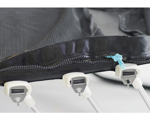 Detail trampolínové sítě se zipem a držáky